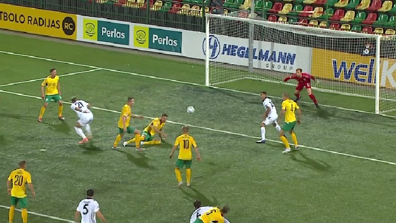 Mbrojtësi i Lituanisë ndal topin me dorë, kuqezinjtë kërkojnë penallti! E verdhë për protesta ndaj Laçit