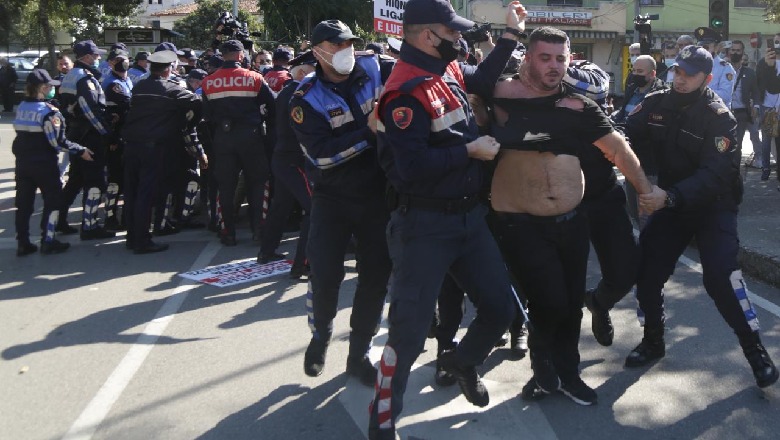 Dendias në Tiranë pritet me protesta nga PDIU e VV! 18 në hetim, gjoba për protestuesit pa maskë! Idrizi- Policisë: Do t’ju mbaj mend emër për emër! Rama, u kthye në 'kalin e Trojës së Greqisë'