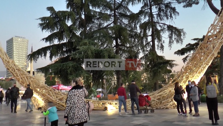 Prezantohet instilacioni i skulptorit gjerman në Tiranë, kontribuan dhe studentët e Universitetit të Arteve (VIDEO)