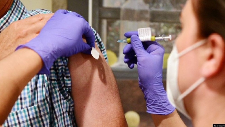 COVID-19/ Dy kompani farmaceutike rifillojnë testimin e vaksinës