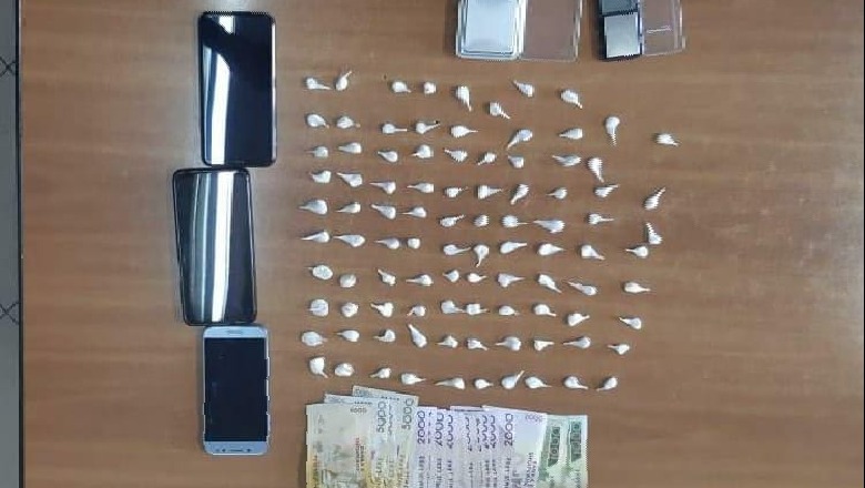 Tiranë/ Shpërndanin heroinë dhe kokainë në zonën e Astirit dhe në disa qytete, dy në pranga! U sekuestrohet droga, peshore dhe para