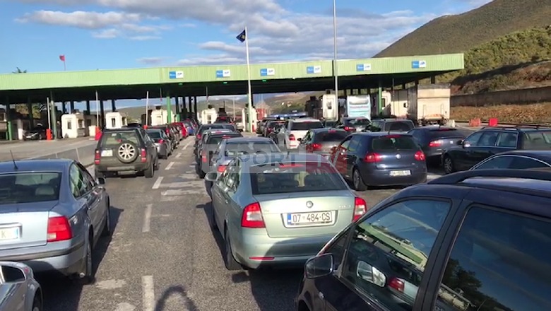 Fluks në Morinë, krijohet rradhë e gjatë makinash në drejtim të Kosovës (VIDEO)