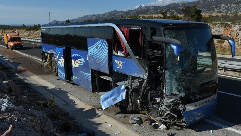 Autobusi me targa shqiptare përfshihet në aksident në Kroaci, plagosen disa persona (FOTO)