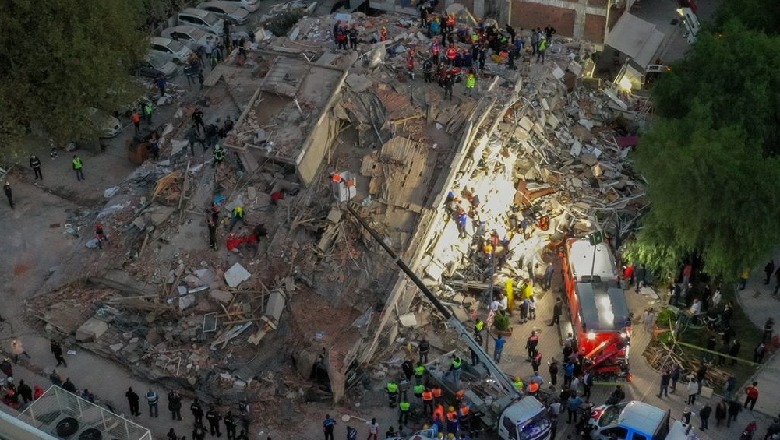 Turqi/ Pamje me dron të pallateve të shembura nga tërmeti! Vijon kërkimi i personave të bllokuar nën rrënoja