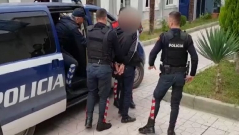 Elbasan/ Nuk ndalet trafiku i emigrantëve të paligjshëm, kapet 33-vjeçari me 12 persona në furgon