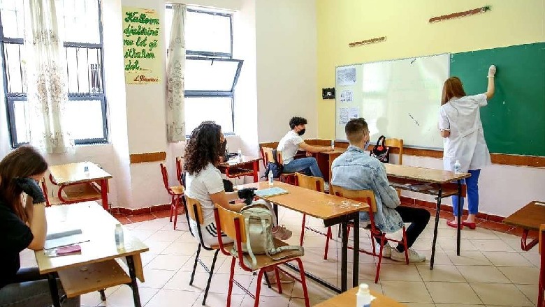 Infektohet me Covid mësuesja në Elbasan, disa ditë më parë doli pozitive drejtoresha