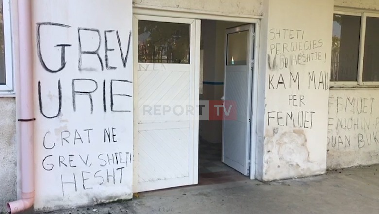 'Kam mall për fëmijët'/ Naftëtaret mbishkrime në muret ku mbahet greva: Kur më tha fëmija, ma ku të kërkoj borxh, unë thashë nga këtu dal e vdekur (VIDEO)