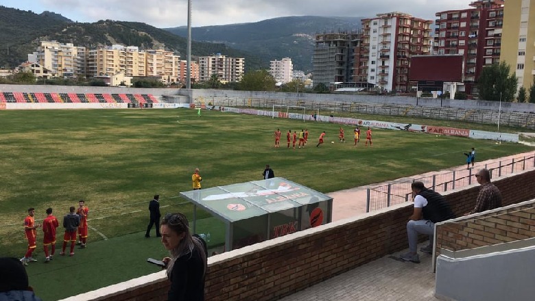 Situata qesharake/ Flamurtari-Cërriku nis me 40 minuta vonesë, ekipit mik harron fanellat