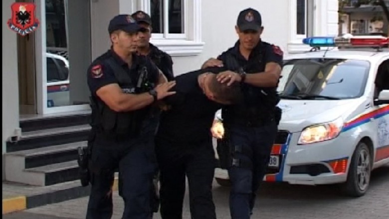 Transportonte pesë emigrantë të paligjshëm kundrejt fitimit, bie në prangat e policisë, 48 vjeçari në Pogradec (EMRI)