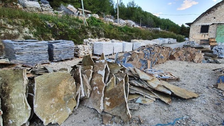 Berat/ Vidhnin pllaka guri dhe dekorativë në 'Parkun Kombëtar' të mbrojtur , hetohet një 34 vjeçar, në kërkim një tjetër