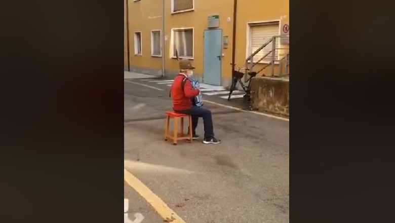 Itali/ Gruaja e tij e sëmurë, 81 vjeçari i bënë serenatë poshtë dritares së dhomës së spitalit (VIDEO)