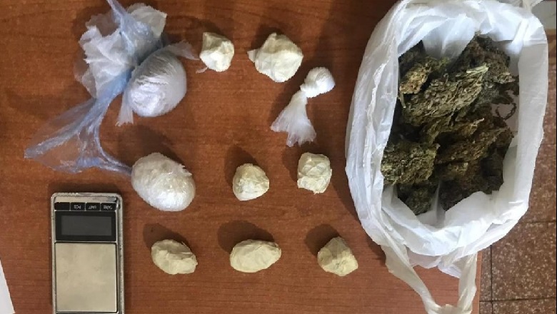 Iu gjetën heroinë, kokainë e kanabis në banesë, arrestohen 3 persona në Elbasan! Mes tyre një grua