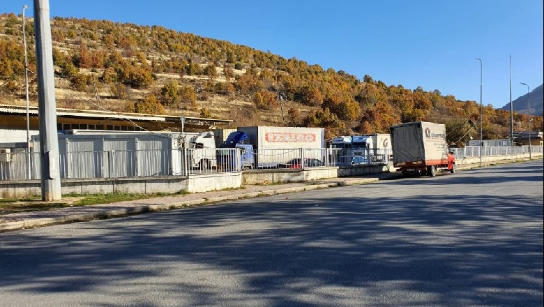 U bllokuan në Kapshticë për më shumë se 2 orë, kamionët nisen drejt Kakavijës