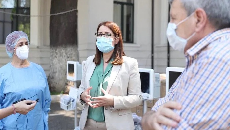 Shefja e Spitalit Infektiv, Najada Çomo feston ditëlindjen! Urojnë Rama e Manastirliu: Forca e shembullit të saj sot është frymëzim për të gjithë