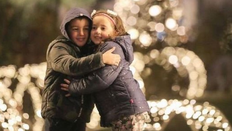 Ndizen dritat e pemës së Vitit të Ri/ Rama: Në këto kohë festash të rrimë në shtëpi me fëmijët dhe prindërit 