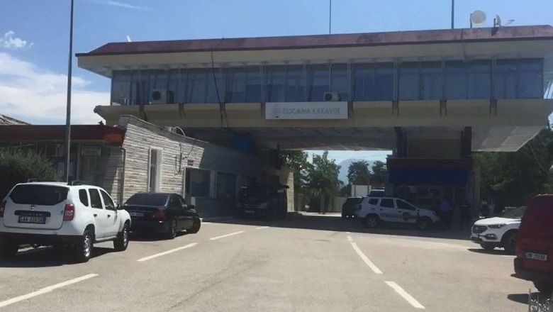 Kakavijë/ Theu me makinë traun e doganës për të hyrë në Greqi, arrestohet i riu shqiptar