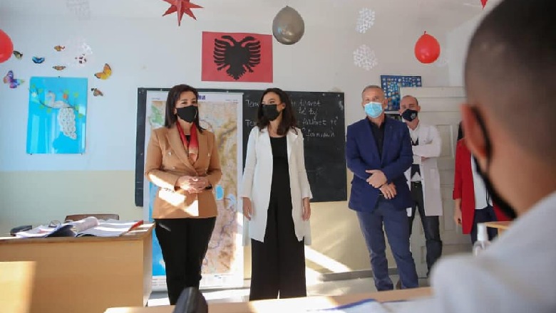 Ministret Kushi dhe Spiropali ‘mësyjnë’ në Vorë, inspektim të masave anti-COVID, shpërndajnë edhe tabletë për nxënësit