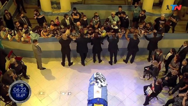 Me lot dhe lule, në Argjentinë i jepel lamtumira e fundit Maradonës! Del autopsia: Vdiq në gjumë (VIDEO)
