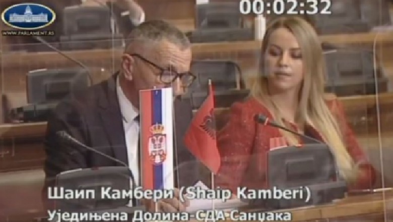 Shqiptari me flamurin kuqezi në mes të Parlamentit serb, reagojnë kryeparlamentari Daçiç dhe kryeministrja Brnabiç