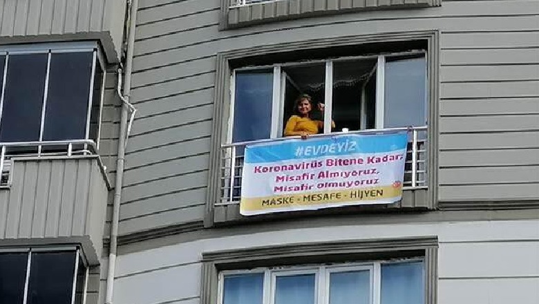 Turqi/ Gruaja nxjerr poster në ballkon: As nuk ju vijmë mysafirë, as mos hajdeni sa është covid-i