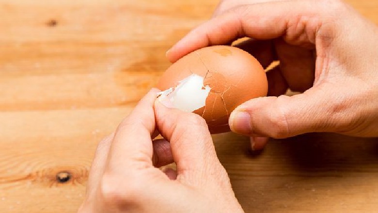 E kishim bërë deri tani gabim...Mënyra ideale për të zier dhe për të qëruar vezët (VIDEO)