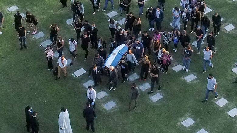 Bien lajmet për balsamosje/ Legjenda Maradona u varros, prehet pranë prindërve të tij