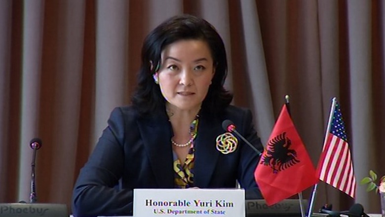 Ambasadorja Yuri Kim uron shqiptarët për Pavarësinë: I përjetshëm qoftë shpirti kurajoz i Qemalit dhe Skënderbeut