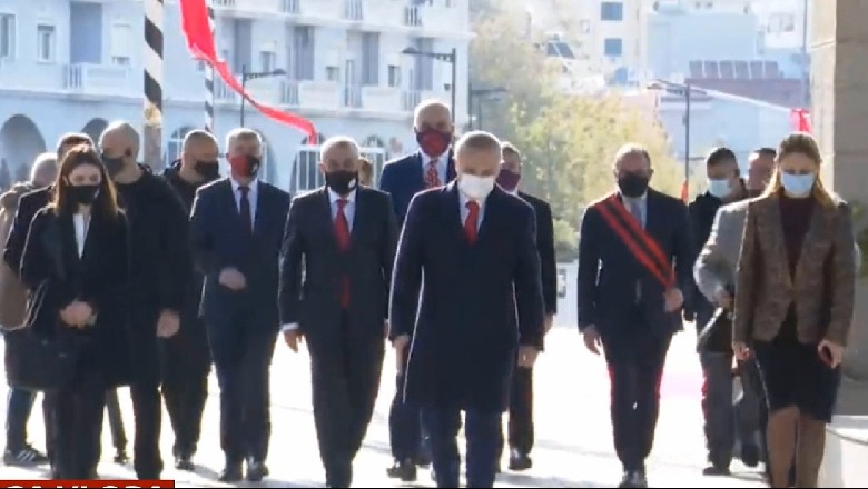 Meta, Ruçi dhe Rama në  ceremoninë e ngritjes së flamurit në Vlorë! Kryeministri: Gëzuar për Hashim Thaçin dhe luftëtarët e tjerë të UÇK