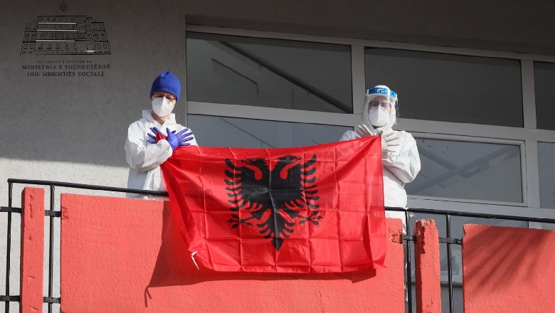 FOTOLAJM/ Flamuri kuqezi valëvitet në Spitalin Infektiv, mjekët në luftë me COVID nuk harrojnë 28 Nëntorin