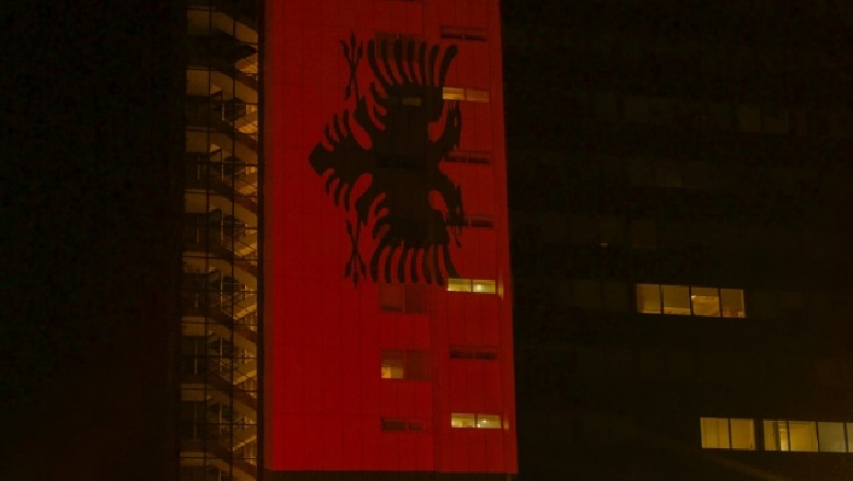 Festa e pavarësisë, edhe Kosova vishet kuqezi! Biblioteka Kombëtare dhe ndërtesa e qeverisë me ngjyrat e flamurit