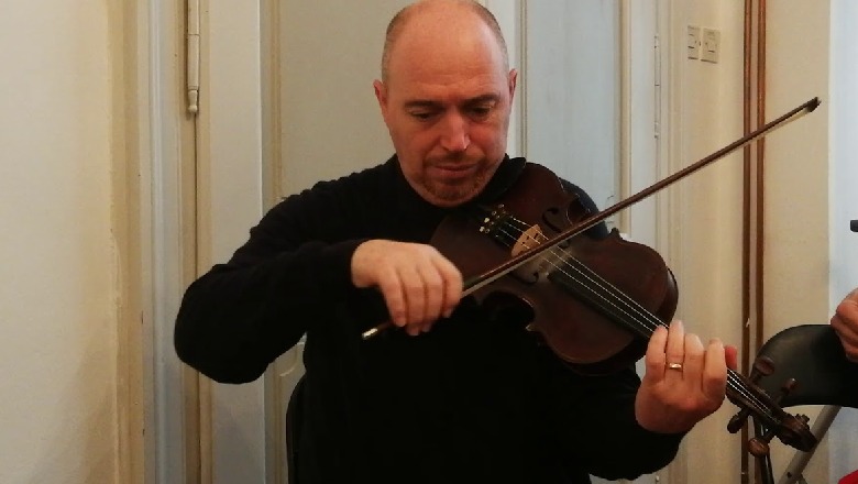 Violinisti Aurel Qirjo përfaqëson Shqipërinë në ‘Orkestrën e Tokës’