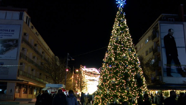 Ndizen dritat e pemës së Vitit të Ri në Kosovë, dhjetra qytetarë mbushin pedonalen