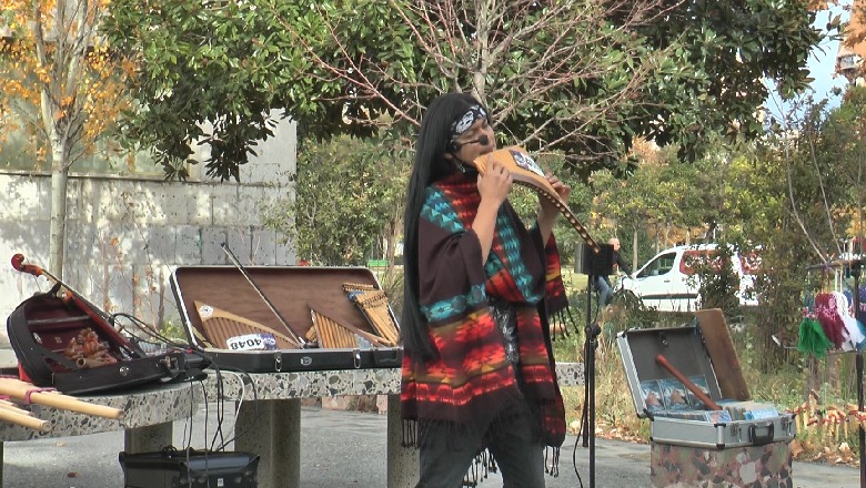 Artistët e rrugës nga Ekuadori luajnë muzikë tradicionale për shqiptarët (VIDEO)