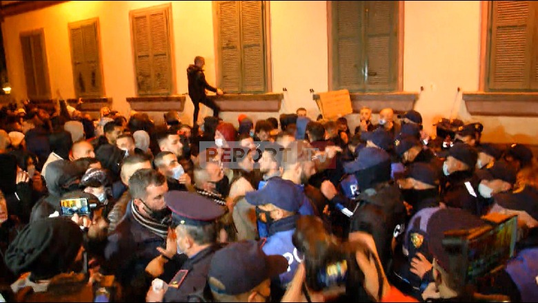 Detaji në protestë/ Protestuesit qëllojmë me hurma në drejtim të Ministrisë së Brendshme