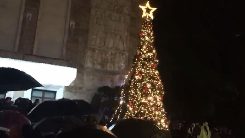 Protestuesit të revoltuar tentojnë të rrëzojnë pemën e Krishtlindjes para Kryeministrisë, por tërhiqen