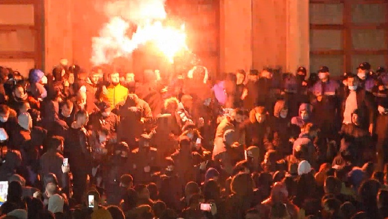 Tensionohet situata te dera e Kryeministrisë/ Protestuesit çajnë kordonin e policisë, hidhen flakadanë e shashka 