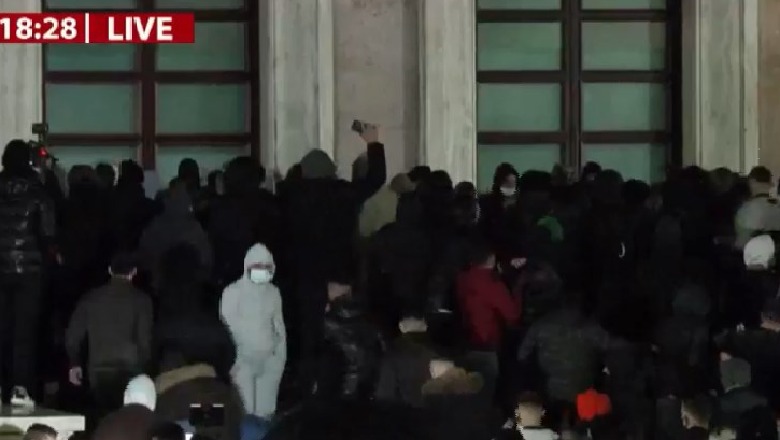 Protestuesit tentojnë të hyjnë në Kryeministri, shkelmojnë me dhunë derën