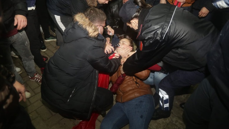 I bie të fikët protestueses, u shtir si motra e Klodjan Rashës! Qytetarët i japin ndihmën e parë