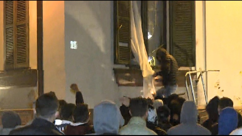 Protestuesit rikthehen te Ministria e Brendshme, thyhen xhamat dhe objekt përreth! I vihet flaka njërës prej perdeve, policia i shpërndan me gaz lotsjellës