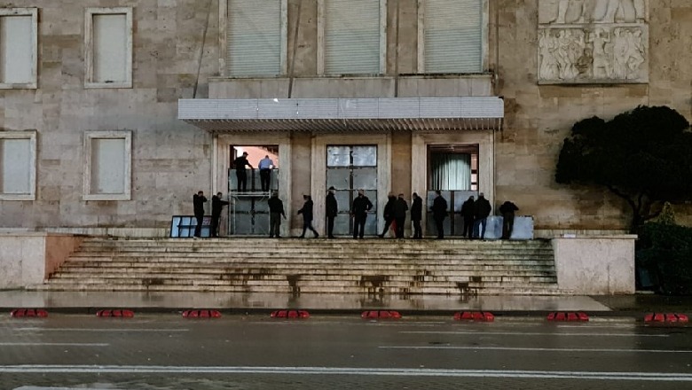 Pas mbylljes së protestës për vrasjen e Klodjan Rashës, bilndohen dyert e kryeministrisë