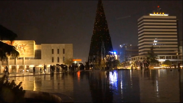 Një grup protestuesish ngjiten në pemën e Krishtlindjeve në qendër! Tentojnë ta rrëzojnë