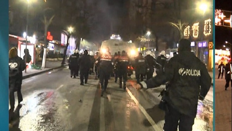 Protestuesit qëllojnë me gurë, lëndohen 2 efektivë të FNSH-së! Dërgohen në spital 