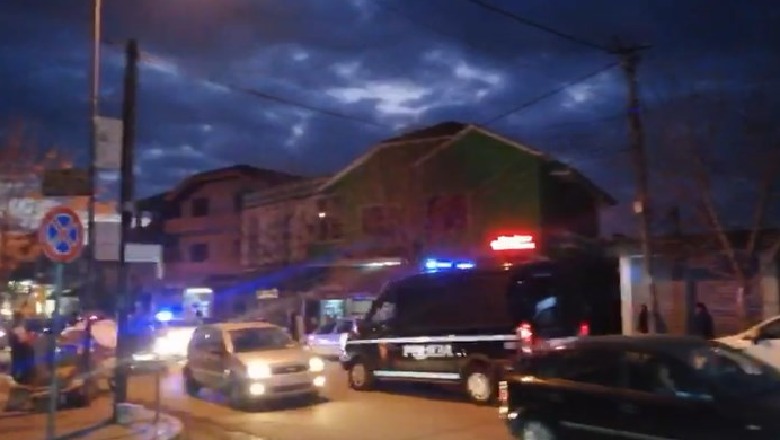 I armatosuri që terrorizoi banorët në Elbasan mbyllet në shtëpi dhe fik dritat, nuk pranon të dorëzohet 