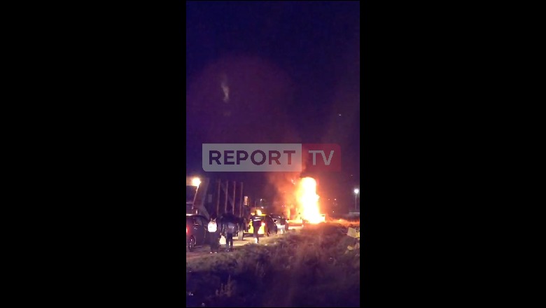 Merr flakë makina në autostradën Tiranë-Durrës (VIDEO)