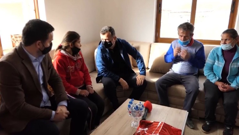 Balla i dorëzon çelësat e shtëpisë së re familjes Rredhi në Cërrik në ditën e Krishtlindjeve: Mbajtëm fjalën