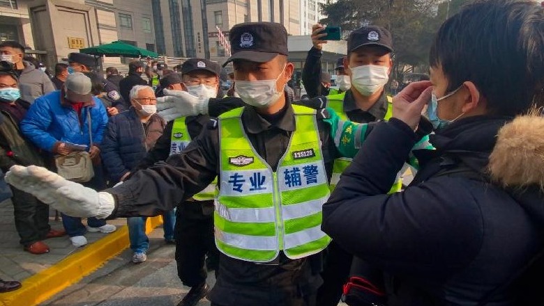 Raportoi për koronavirusin në Wuhan, dënohet me 4 vite burg gazetarja kineze! Gjykata: Shpërndau fake news
