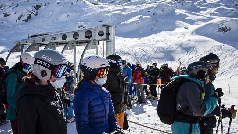 Qindra turistë britanikë në Zvicër thyejnë karantinën 10-ditore/ Largohen fshehurazi nga resorti që po qëndronin 