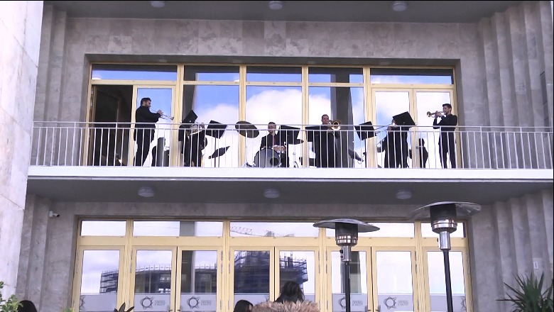 Formacioni i tunxhit, “Albanian brass”, koncert jazz në ballkonin e Teatrit të Operës (VIDEO)