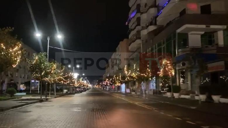 Viti i Ri në shtëpi, rrugët e Elbasanit bosh! Qytetarët festojnë pranë familjeve
