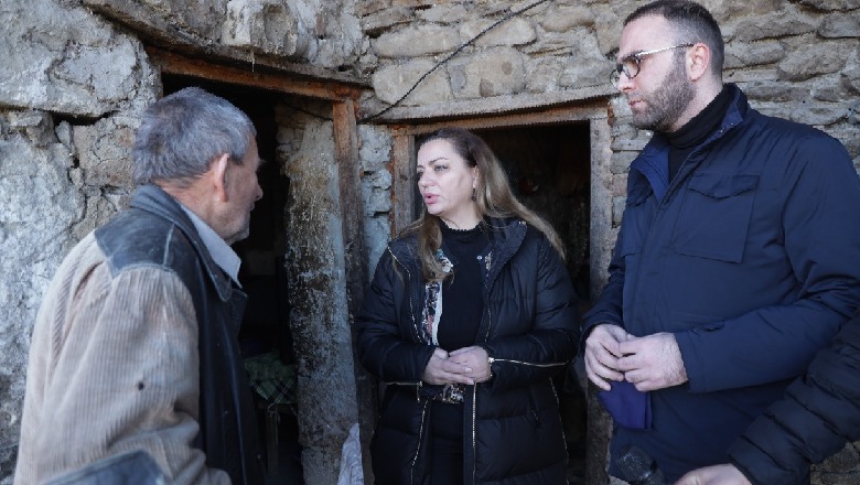 Bardhi dhe Vokshi vizitojnë familjet në nevojë në Tiranë: Vaksina më e mirë largimi i Ramës, 2021 viti i ndryshimit